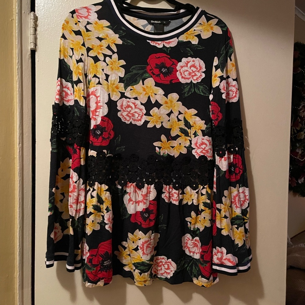 Desigual women’s top size medium EUC
